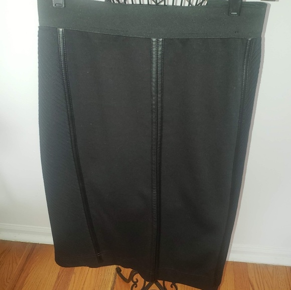 A  pencil skirt - Picture 2 of 4